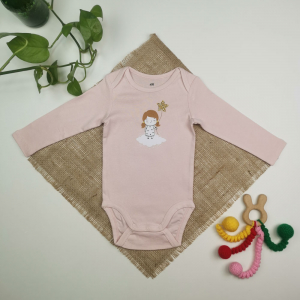 بادی نوزادی دخترانه آستین بلند برند h&m طرح دخترک گلبهی رنگ