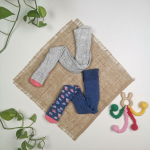 جوراب شلواری نوزادی برند Kuniboo طرح گل دار ست دو عددی استوپ دار طوسی رنگ