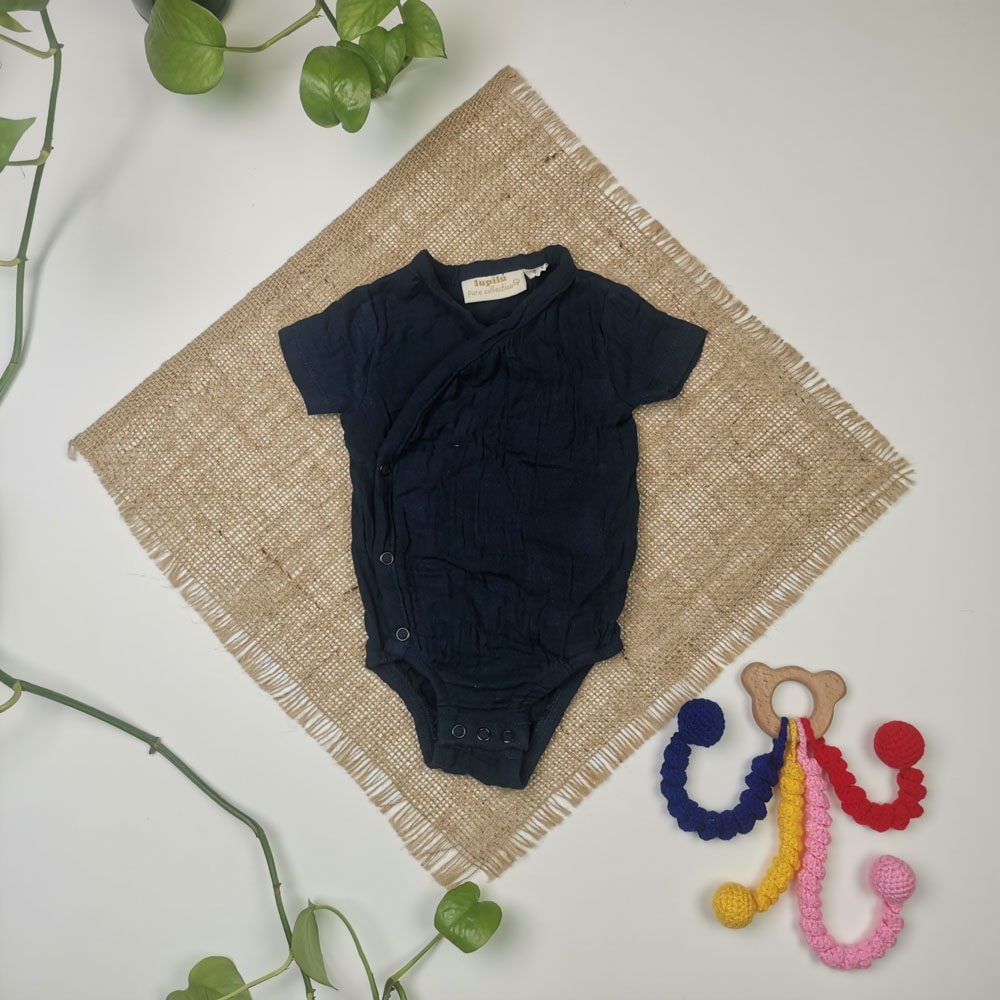 بادی نوزادی آستین کوتاه برند لوپیلو طرح چپ و راستی موسلینی سرمه ای رنگ - 2-4 ماه