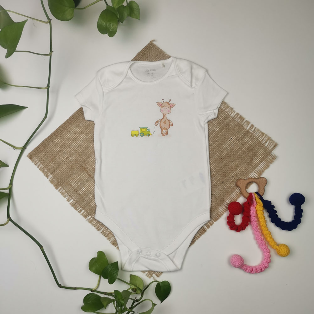 بادی نوزادی آستین کوتاه برند Lily and Dan طرح کبریتی سفید رنگ - 12 تا 24 ماه