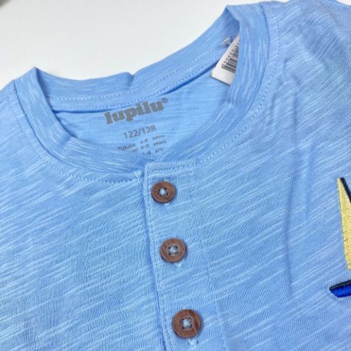 تیشرت پسرانه آستین کوتاه برند لوپیلو طرح قایق دکمه دار آبی کمرنگ - Image 4