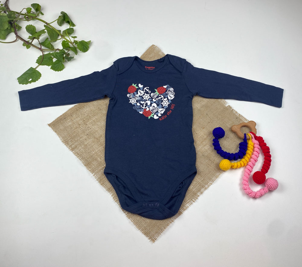 بادی نوزادی دخترانه آستین بلند برند لوپیلو طرح قلب و توت فرنگی سرمه ای رنگ - 12 تا 24 ماه