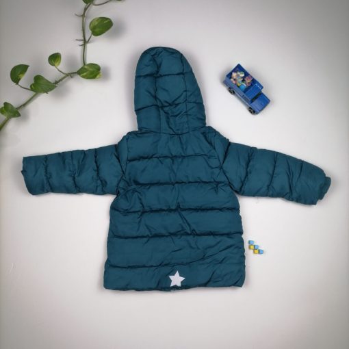 کاپشن نوزادی آستین بلند برند Poco piano طرح نوشته دار پفی و توکرکی سبز کله غازی رنگ