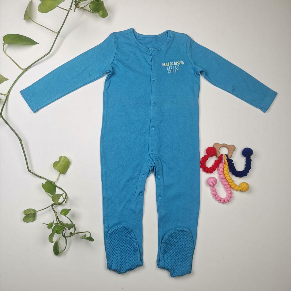 سرهمی نوزادی پسرانه آستین بلند برند disney طرح نوشته دار جوراب داراستوپ دار آبی رنگ - 9 تا 12 ماه