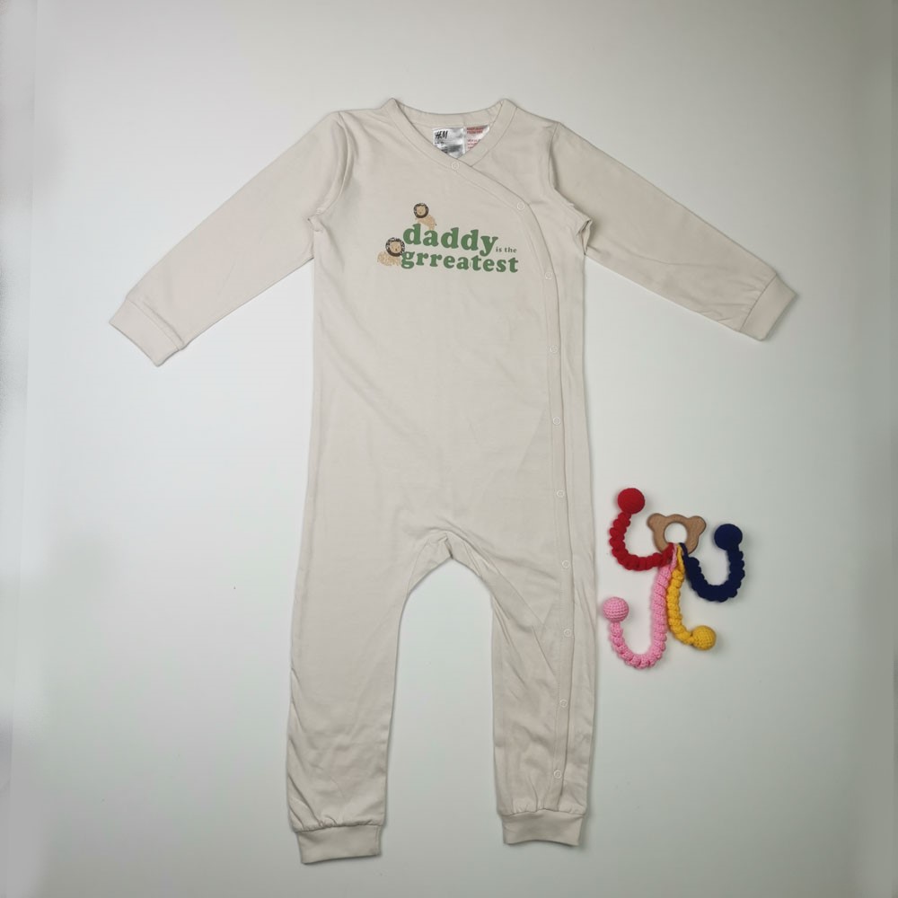 سرهمی نوزادی پسرانه آستین بلند برند h and m طرح نوشته دار شیر کرم روشن رنگ - 18 تا 24 ماه