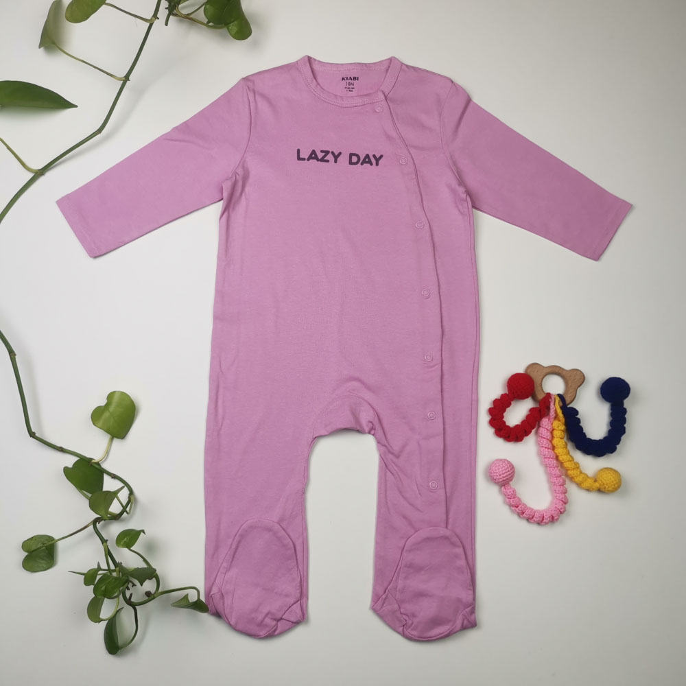 سرهمی نوزادی دخترانه آستین بلند برند kiabi طرح نوشته دار جوراب دار صورتی رنگ - 18 ماه
