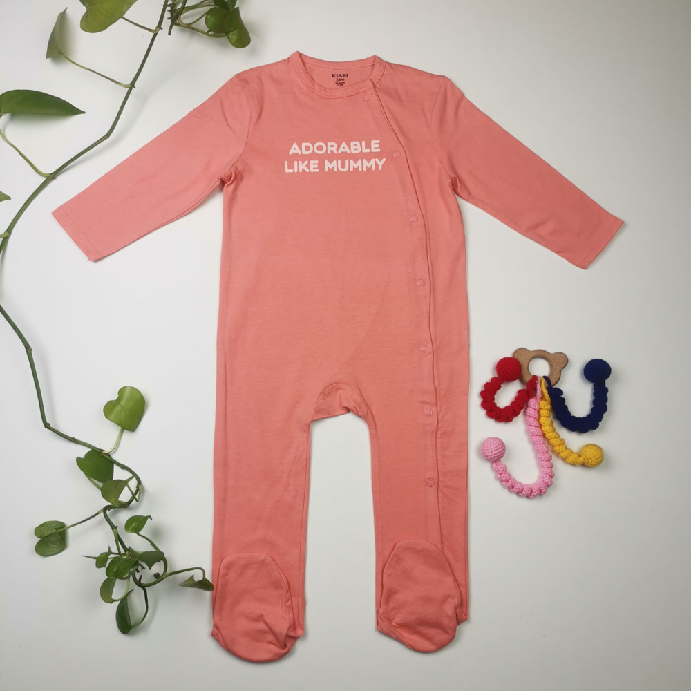 سرهمی نوزادی دخترانه آستین بلند برند kiabi طرح نوشته دار جوراب دار گلبهی رنگ - 24 ماه