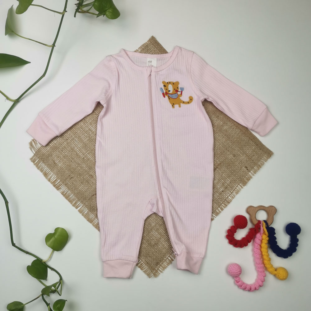 سرهمی نوزادی دخترانه آستین بلند برند h and m طرح کبریتی دوزیپ صورتی رنگ