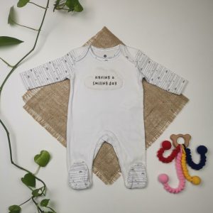 سرهمی نوزادی آستین بلند طرح ابر نوشته دار جوراب دار سفید رنگ - 3 ماه