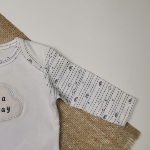سرهمی نوزادی آستین بلند طرح ابر نوشته دار جوراب دار سفید رنگ - 3 ماه