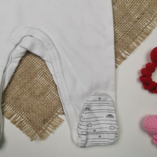 سرهمی نوزادی آستین بلند طرح ابر نوشته دار جوراب دار سفید رنگ - 3 ماه