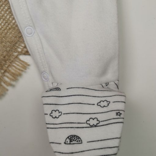 سرهمی نوزادی آستین بلند طرح ابر نوشته دار جوراب دار سفید رنگ - 3 ماه
