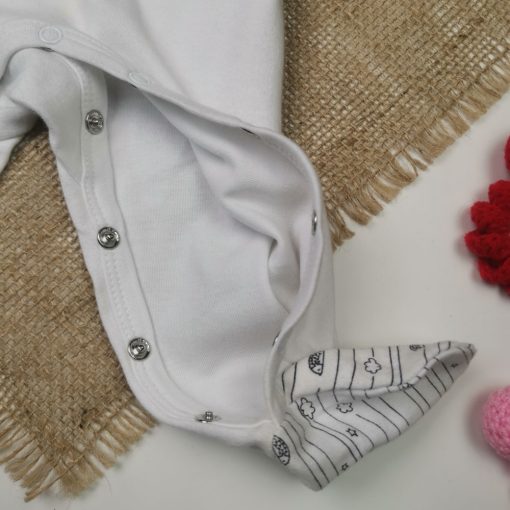 سرهمی نوزادی آستین بلند طرح ابر نوشته دار جوراب دار سفید رنگ - 3 ماه