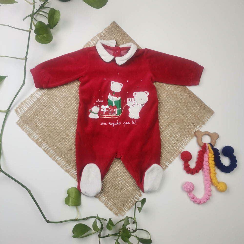 سرهمی نوزادی آستین بلند برند chicco طرح خرس جوراب دار قرمز رنگ - 1 ماه