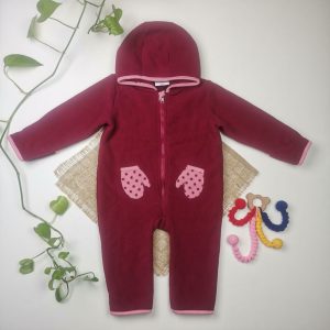 سرهمی نوزادی دخترانه آستین بلند طرح دستکش دار کلاه دار جگری رنگ - 12 ماه