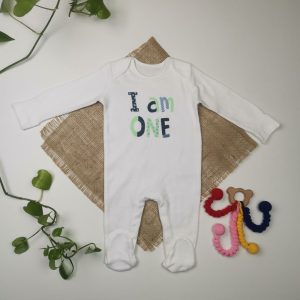 سرهمی نوزادی پسرانه آستین بلند طرح نوشته دار جوراب دار دستکش دار سفید رنگ - 3 تا 6 ماه