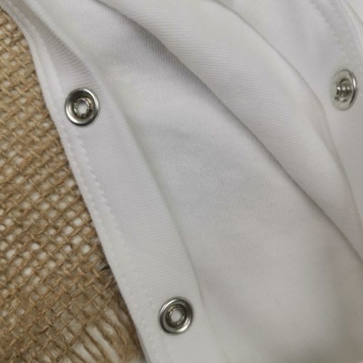 سرهمی نوزادی پسرانه آستین بلند طرح نوشته دار جوراب دار دستکش دار سفید رنگ - 3 تا 6 ماه