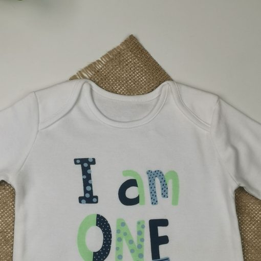 سرهمی نوزادی پسرانه آستین بلند طرح نوشته دار جوراب دار دستکش دار سفید رنگ - 3 تا 6 ماه