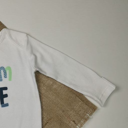 سرهمی نوزادی پسرانه آستین بلند طرح نوشته دار جوراب دار دستکش دار سفید رنگ - 3 تا 6 ماه