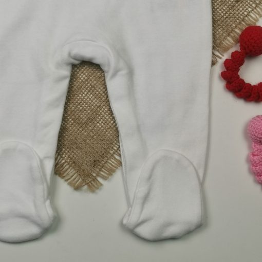 سرهمی نوزادی پسرانه آستین بلند طرح نوشته دار جوراب دار دستکش دار سفید رنگ - 3 تا 6 ماه