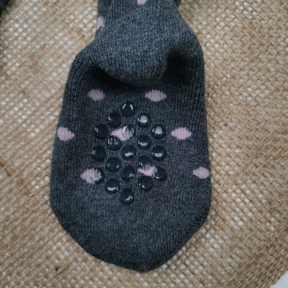 جوراب شلواری نوزادی برند impidimpi طرح خال خالی استوپ دار نیمه توکرکی طوسی رنگ