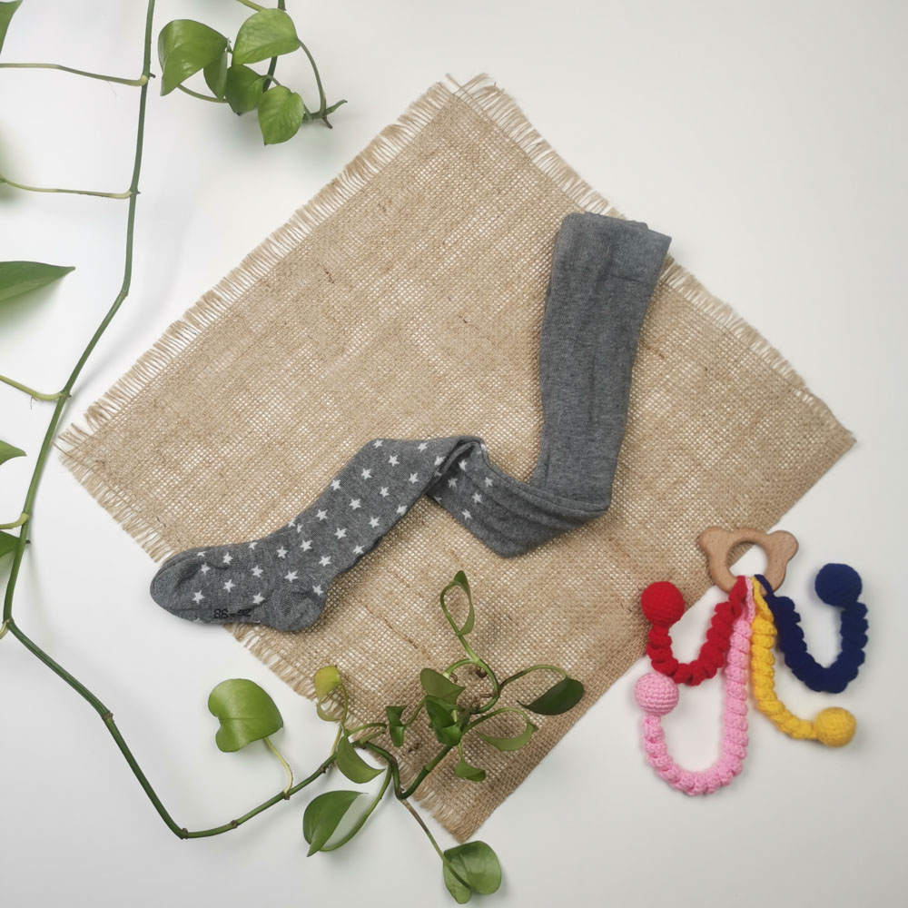 جوراب شلواری نوزادی برند alive طرح ستاره ای طوسی رنگ