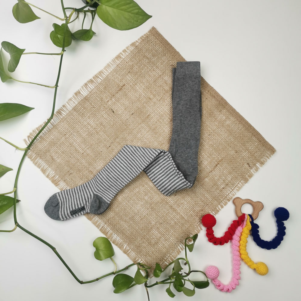 جوراب شلواری برند alive طرح راه راه سفید رنگ - 4 تا 6 سال