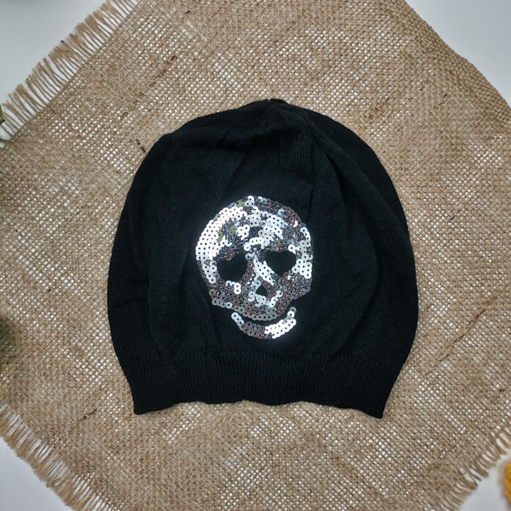 کلاه بافت دخترانه طرح اسکلت پولکی مشکی رنگ  - فری سایز