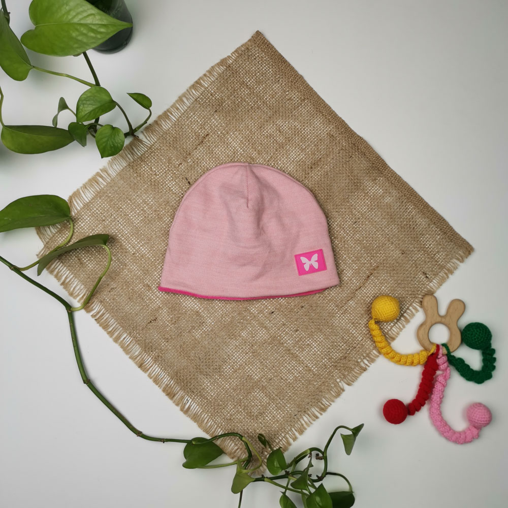 کلاه دخترانه طرح پروانه داخل فوتر صورتی رنگ  - 6 تا 8 سال