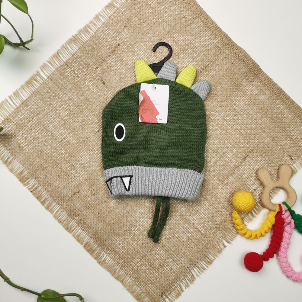 کلاه بافت پسرانه طرح هیولا بند دار سبز تیره رنگ  - 2 تا 4 سال