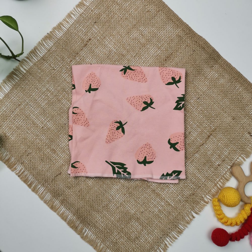 شالگردن دخترانه طرح توتفرنگی صورتی کمرنگ  - 2 تا 4 سال