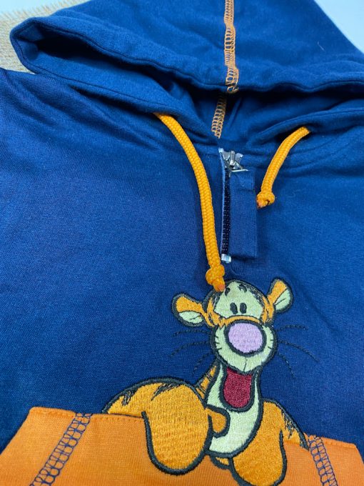 ایراد دار _ سویشرت نوزادی پسرانه آستین بلند طرح پلنگ کلاه دار جلو بسته نیم زیپ جیب دار سورمه ای رنگ  - 6 تا 12 ماه