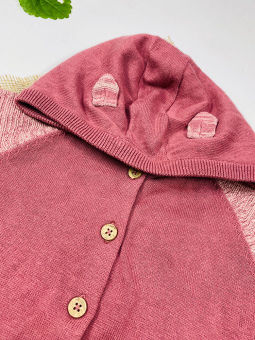 ایراد دار _ سویشرت نوزادی دخترانه آستین بلند طرح ساده جلو دکمه ای کلاه دار کالباسی رنگ  - 6 تا 12 ماه