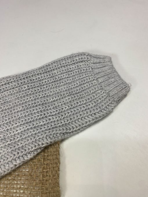 ایراد دار _ سویشرت نوزادی پسرانه آستین بلند طرح ریز بافت بافت یقه گرد جلو بسته طوسی رنگ  - 6 تا 12 ماه