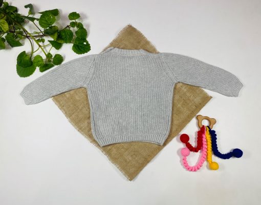 ایراد دار _ سویشرت نوزادی پسرانه آستین بلند طرح ریز بافت بافت یقه گرد جلو بسته طوسی رنگ  - 6 تا 12 ماه