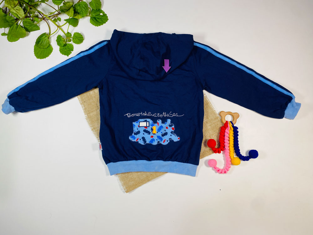 ایراد دار _ سویشرت پسرانه آستین بلند طرح پشت طرح ماشین دارد کلاه دار جلو زیپ سورمه ای رنگ - 6 تا 8 سال