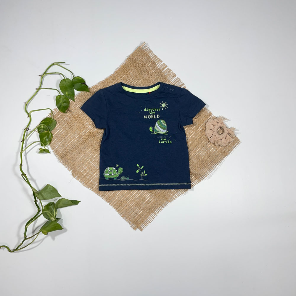 تیشرت نوزادی دخترانه آستین کوتاه برند JUST ARRIVED طرح حلزون سرمه ای رنگ - 3 ماه