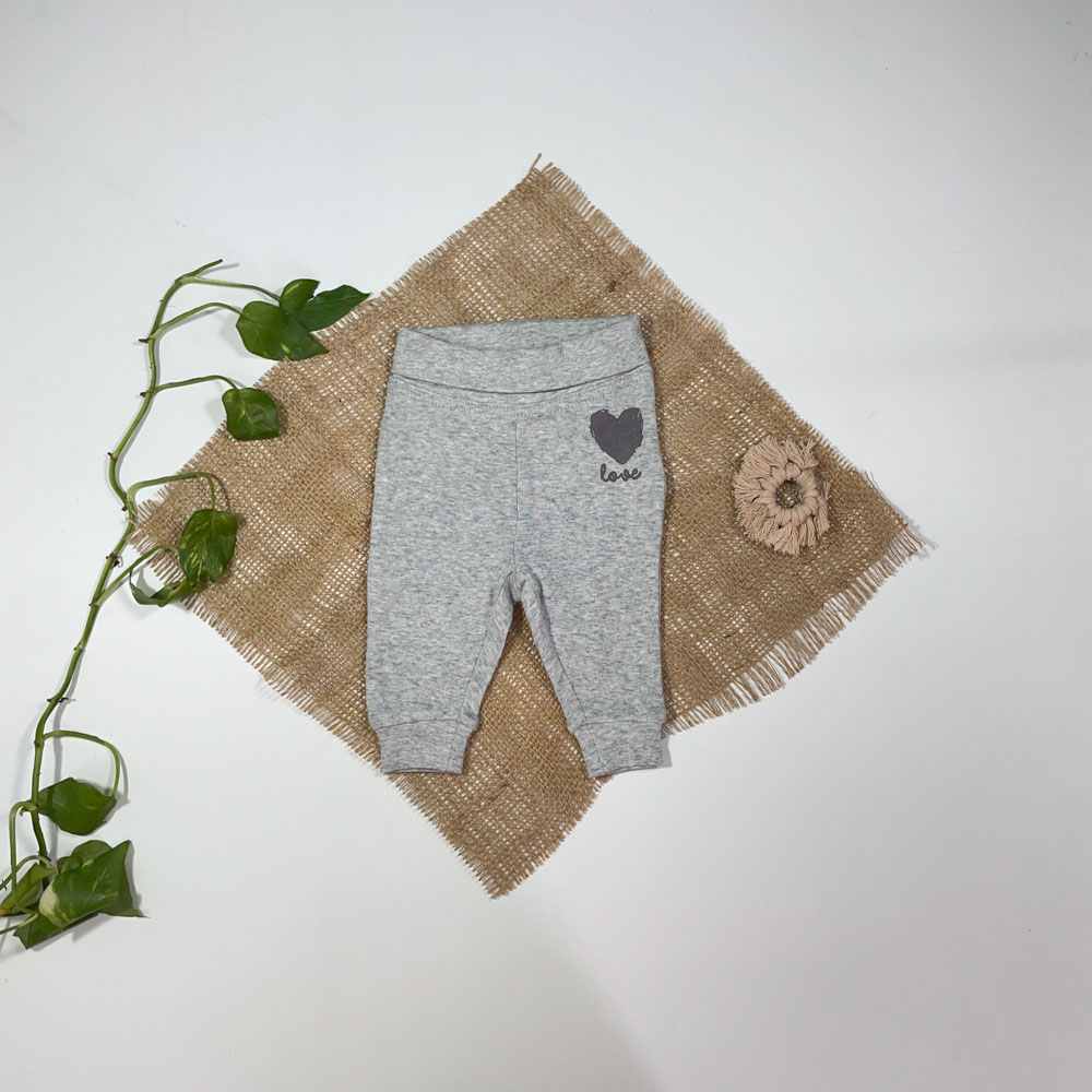 شلوار نوزادی دخترانه اسلش برند Iupilu طرح قلبی کمر پاکتی طوسی روشن رنگ - 0 تا 3 ماه