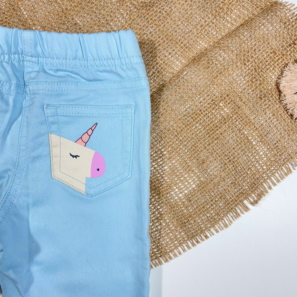 شلوار دخترانه راسته برند Kuniboo طرح پشت جیب دار پشت جیب طرح تک شاخ ابی آسمونی رنگ