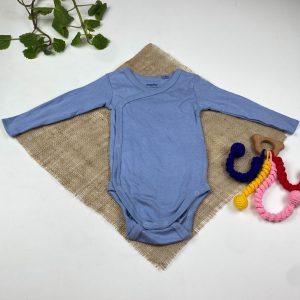 بادی نوزادی پسرانه آستین بلند برند لوپیلو طرح چپ و راستی آبی رنگ - 2 تا 6 ماه