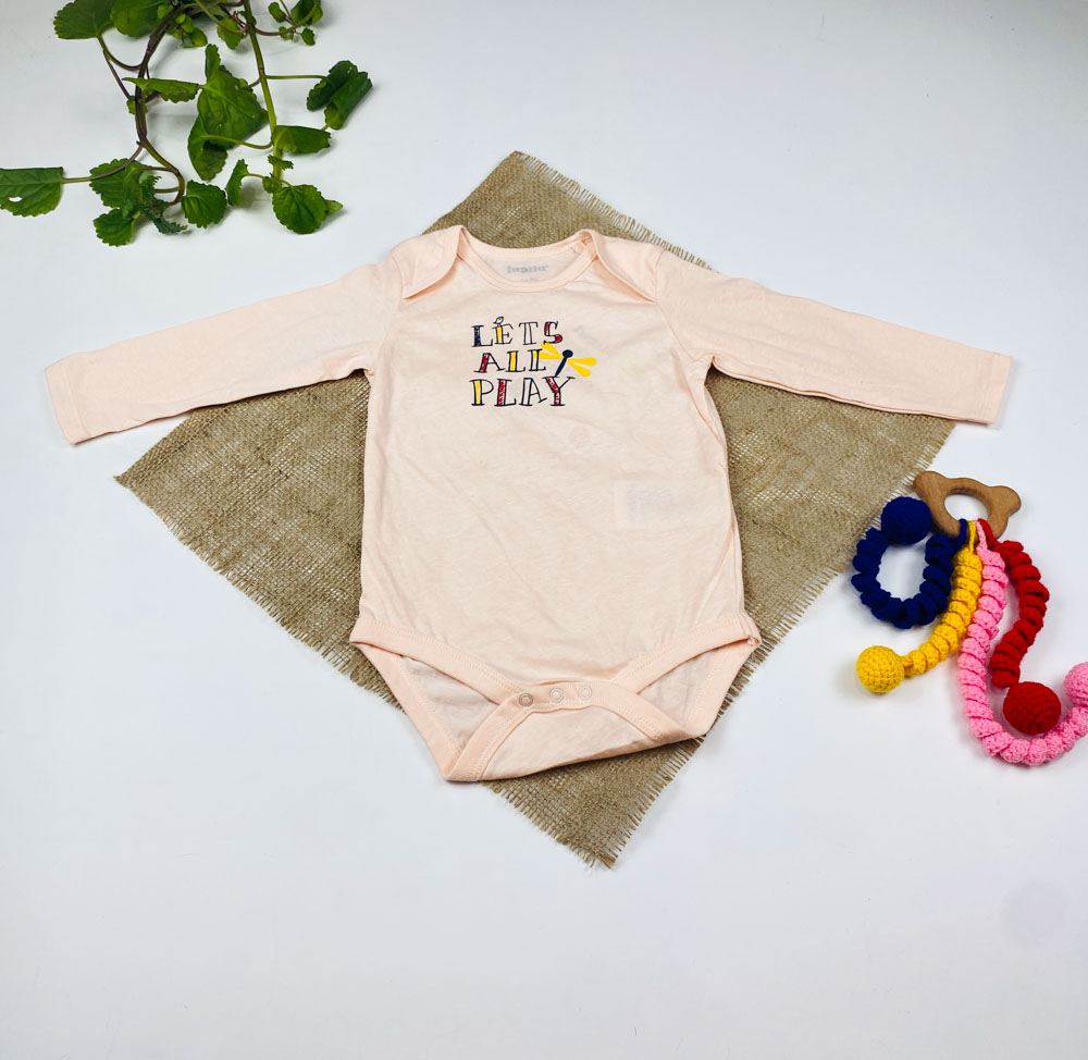 بادی نوزادی دخترانه آستین بلند برند لوپیلو طرح سنجاقک و نوشته گلبه ای روشن رنگ - 6 تا 12 ماه