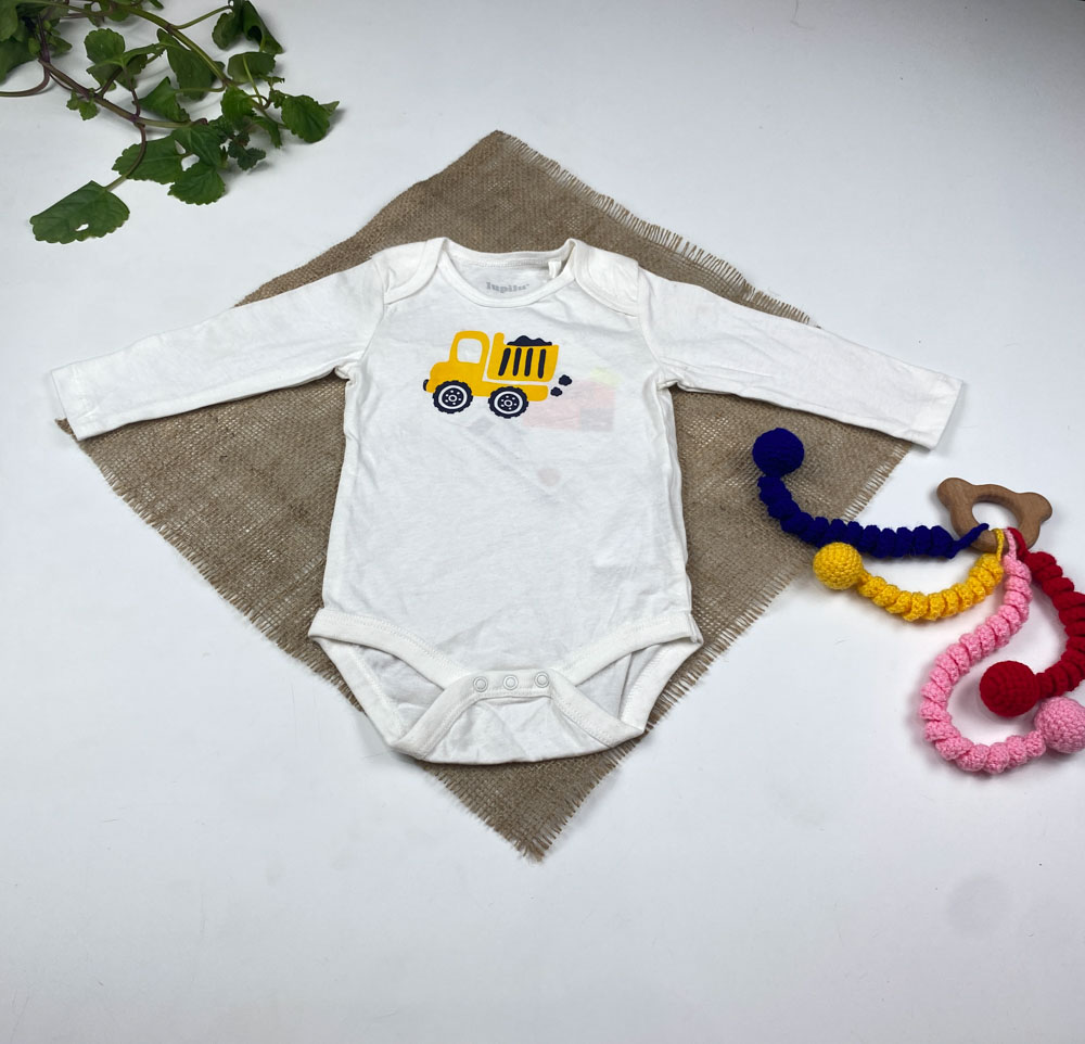 بادی نوزادی آستین بلند برند لوپیلو طرح تراکتور سفید رنگ