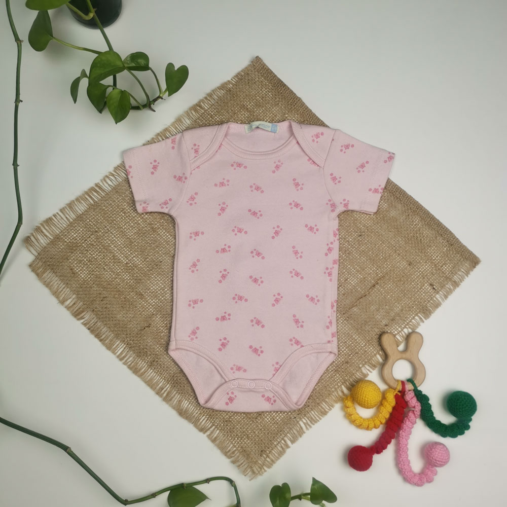 بادی نوزادی آستین کوتاه طرح خرس و زنبور سفید رنگ - 6 تا 9 ماه