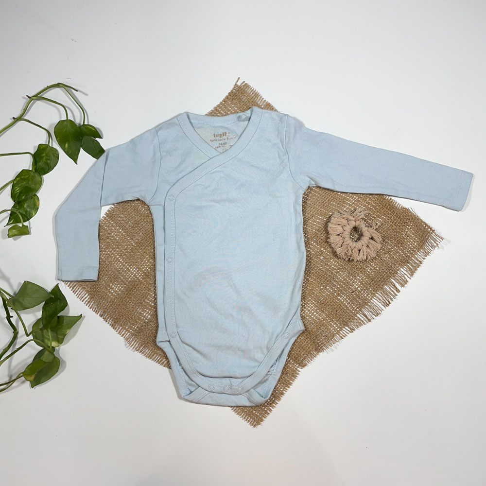 بادی نوزادی دخترانه آستین بلند برند Iupilu طرح روبدوشامی ابی رنگ - 6 تا 12 ماه