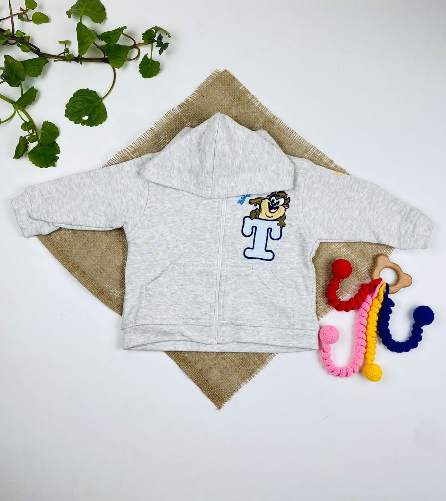 سویشرت نوزادی آستین بلند طرح میمون و حروف T کلاه دار جلو زیپی جیب دار طوسی کمرنگ - 3 تا 6 ماه