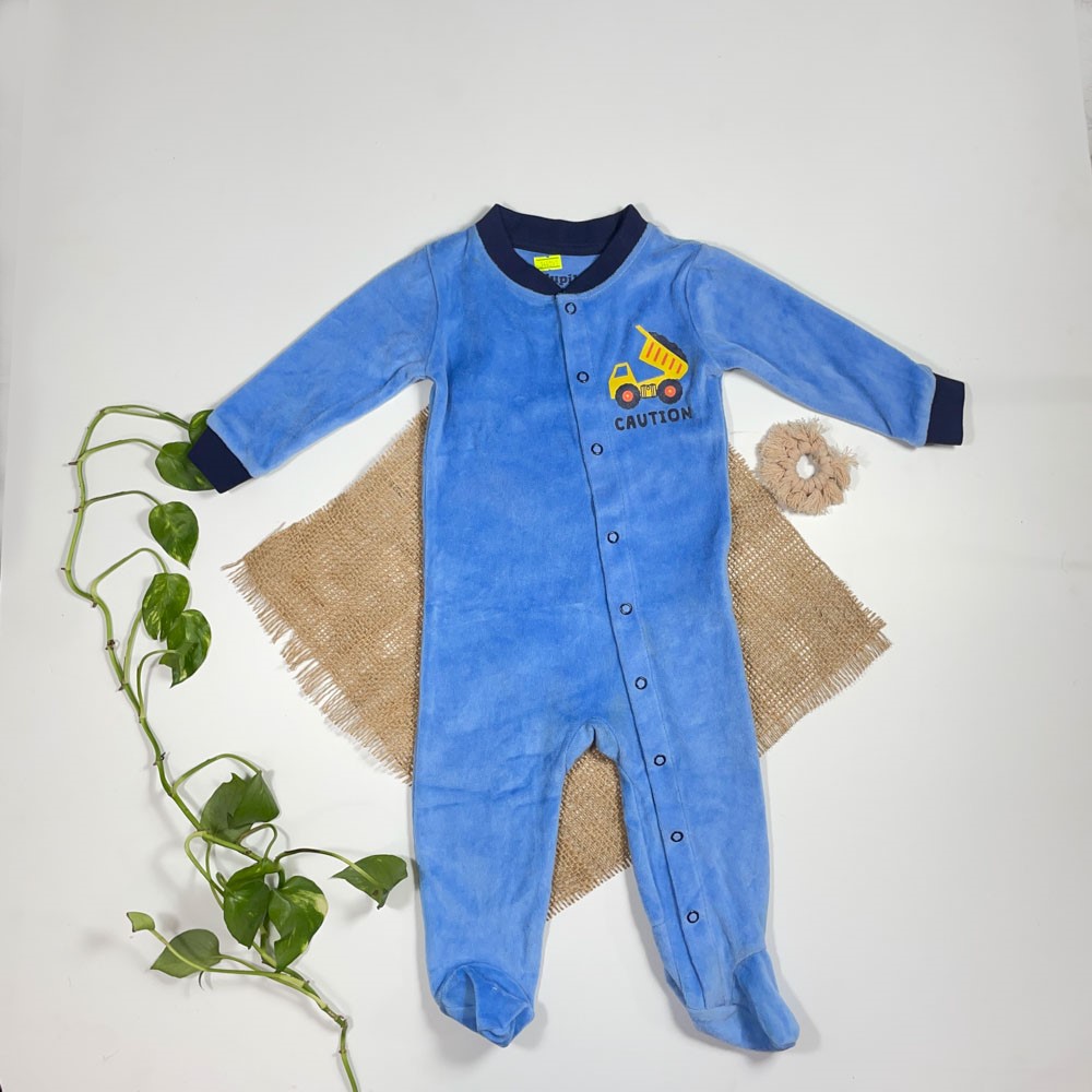 سرهمی نوزادی پسرانه آستین بلند برند Iupilu طرح ماشین ابی رنگ - 12 ماه