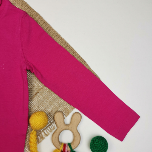 بلوز نوزادی آستین بلند برند لوپیلو طرح کوه یقه اسکی سرخابی رنگ - 12 تا 24 ماه