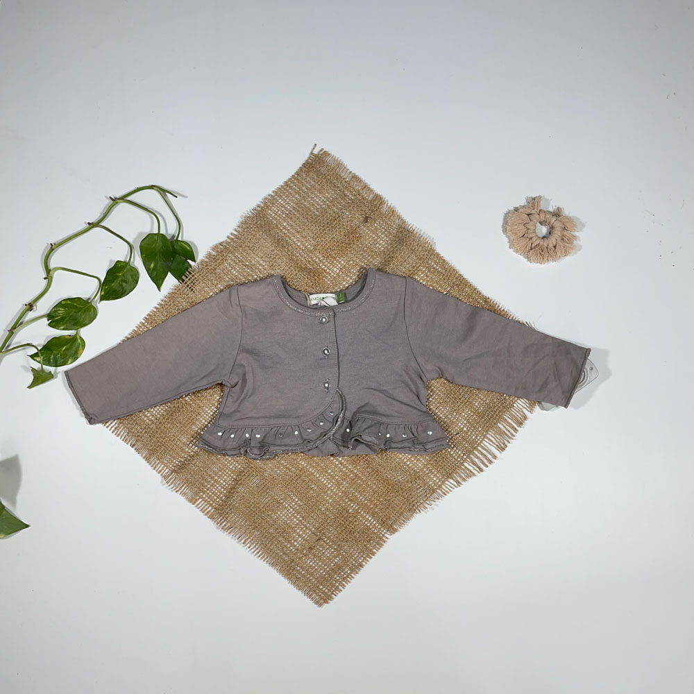 بلوز نوزادی دخترانه آستین بلند طرح لبه لباس پلیسه دکمه ای طوسی رنگ - 1 تا 2 ماه