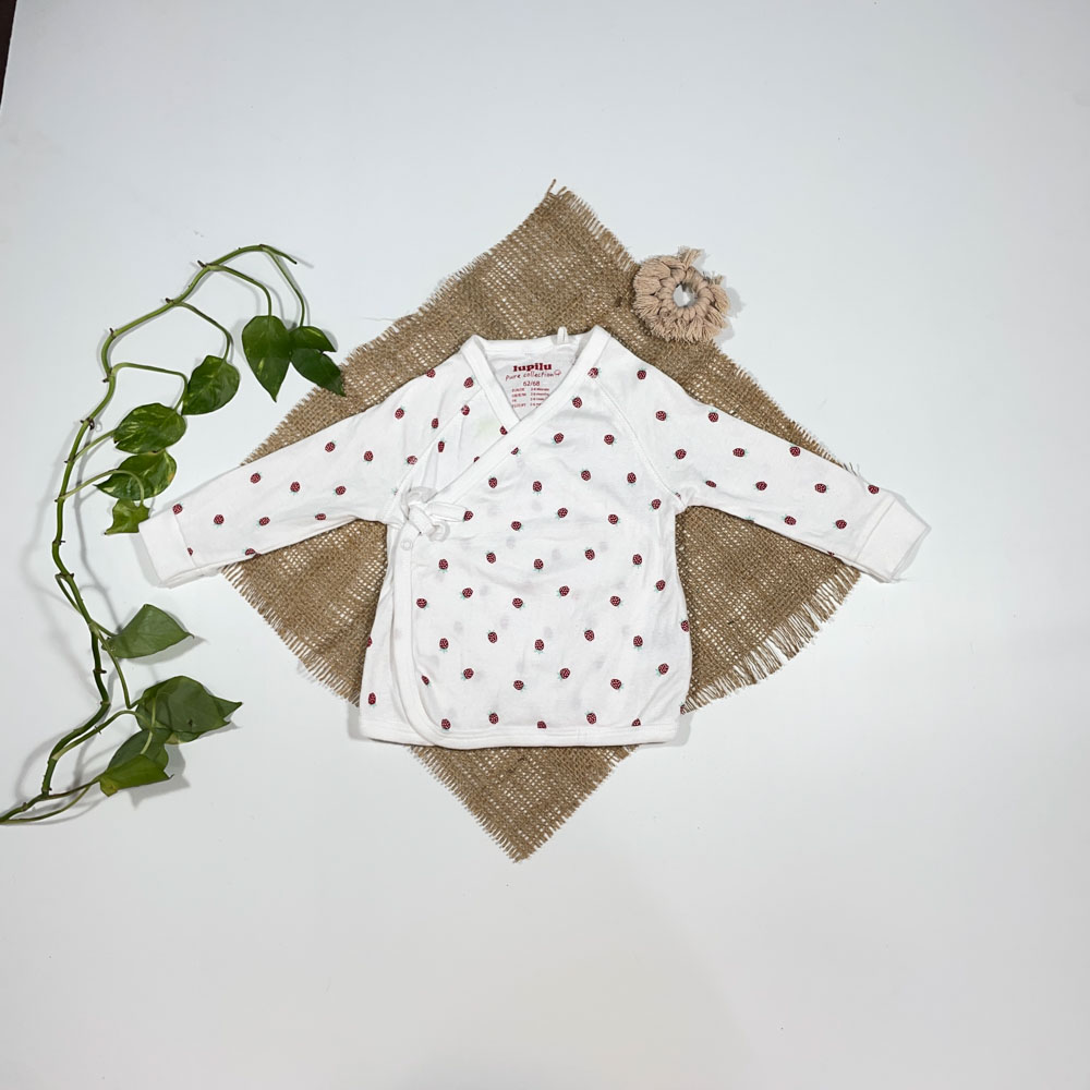 بلوز نوزادی دخترانه آستین بلند برند لوپیلو طرح روبدوشامی توت فرنگی سفید رنگ - 2 تا 6 ماه