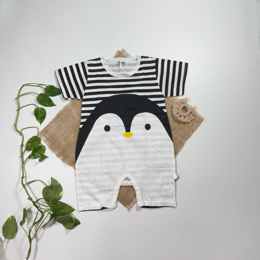 رامپر نوزادی دخترانه آستین کوتاه طرح پنگوئن سیاه رنگ - 9 تا 12 ماه